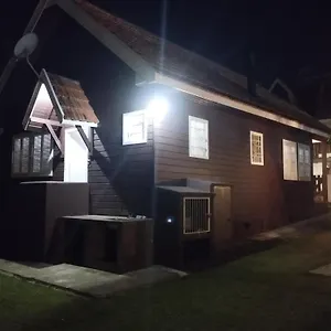 Chale De Madeira - Lareira E Fogueira---lindo Gramado Com Mesa Cafe Da Manha, Churrasqueira E Fogueira Casa de Férias
